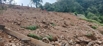 बैतडीको जगदम्बा आधारभूत विद्यालय पहिरोको जोखिममा, विद्यालयको पर्खाल भत्कियो 